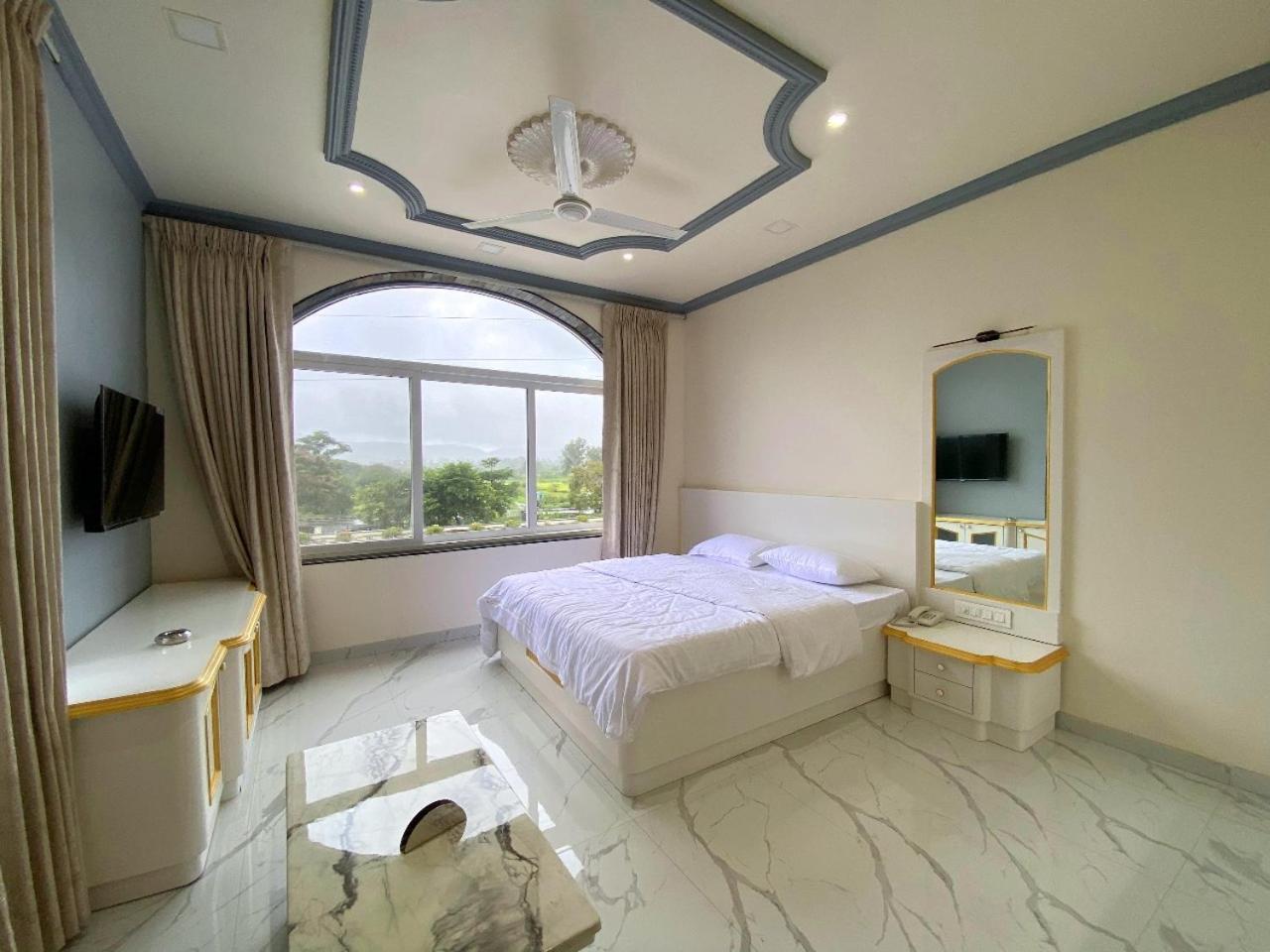 Vedika Garden Hotell Lonavala Eksteriør bilde