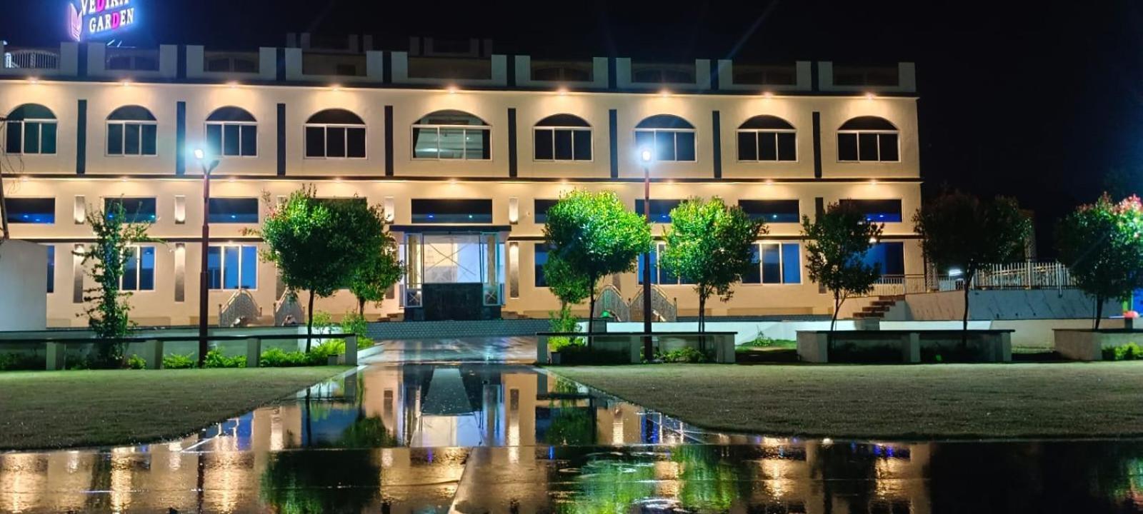 Vedika Garden Hotell Lonavala Eksteriør bilde