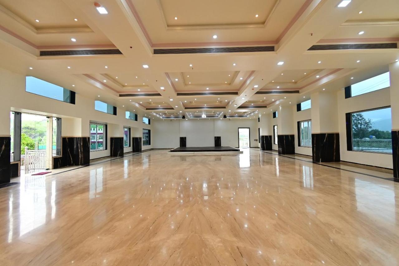 Vedika Garden Hotell Lonavala Eksteriør bilde