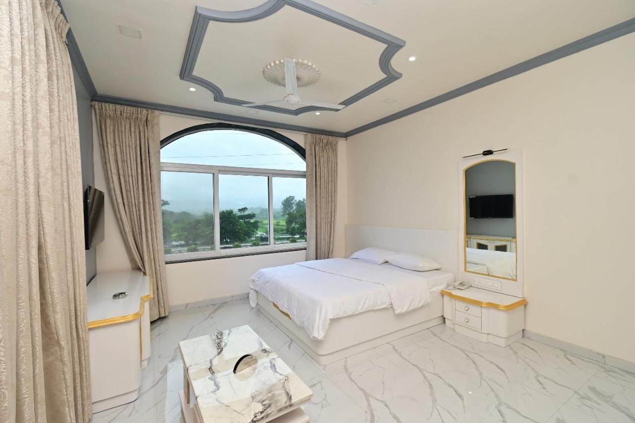 Vedika Garden Hotell Lonavala Eksteriør bilde